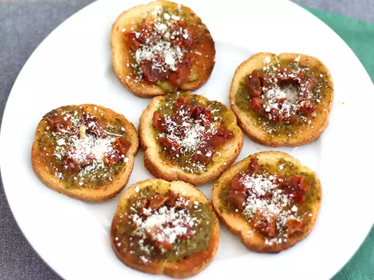 Toast med pesto, parmesan og soltørrede tomater - foto 2