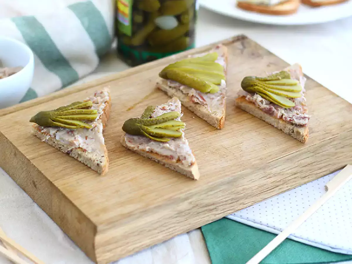 Toast med rillette og cornichoner