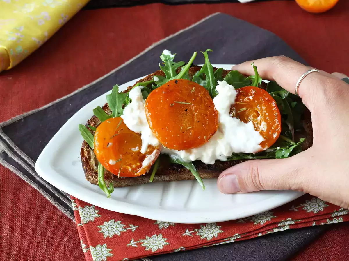 Toast med ristede abrikoser, rucola og burrata - foto 2