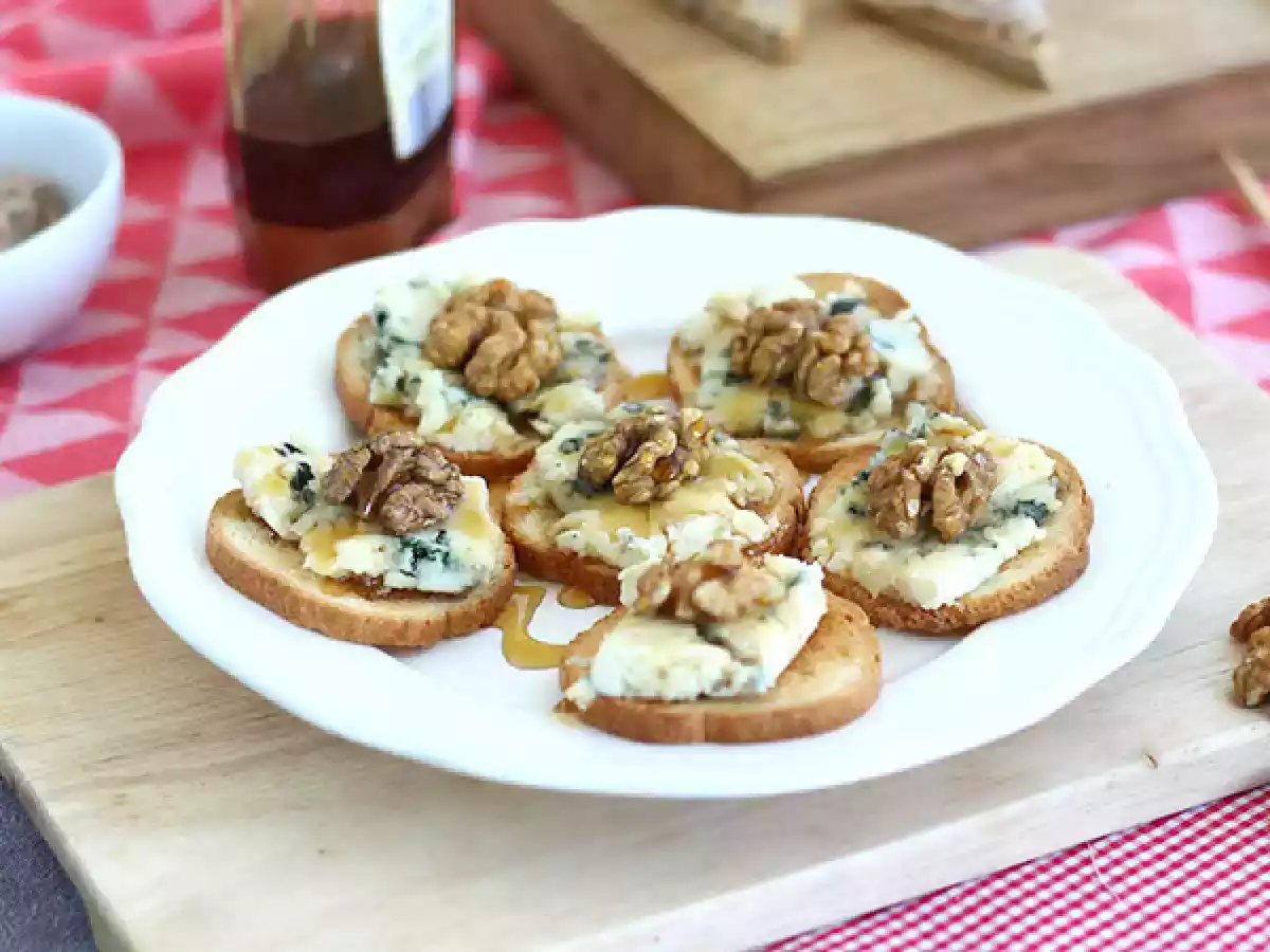Toast med roquefort, valnødder og honning - foto 3