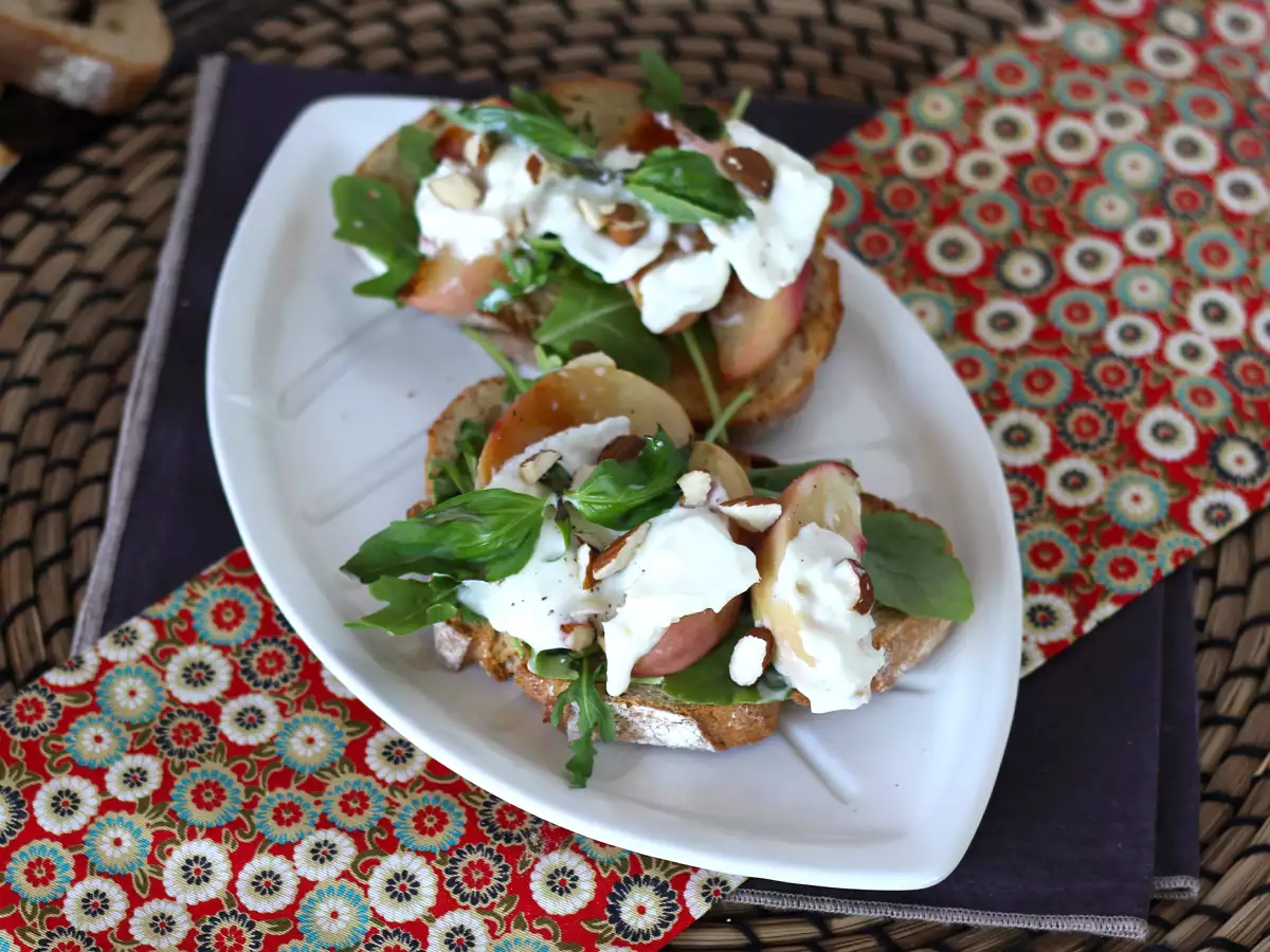 Toast med rucola, grillede ferskner og burrata – en uimodståelig sød-salt kombination!