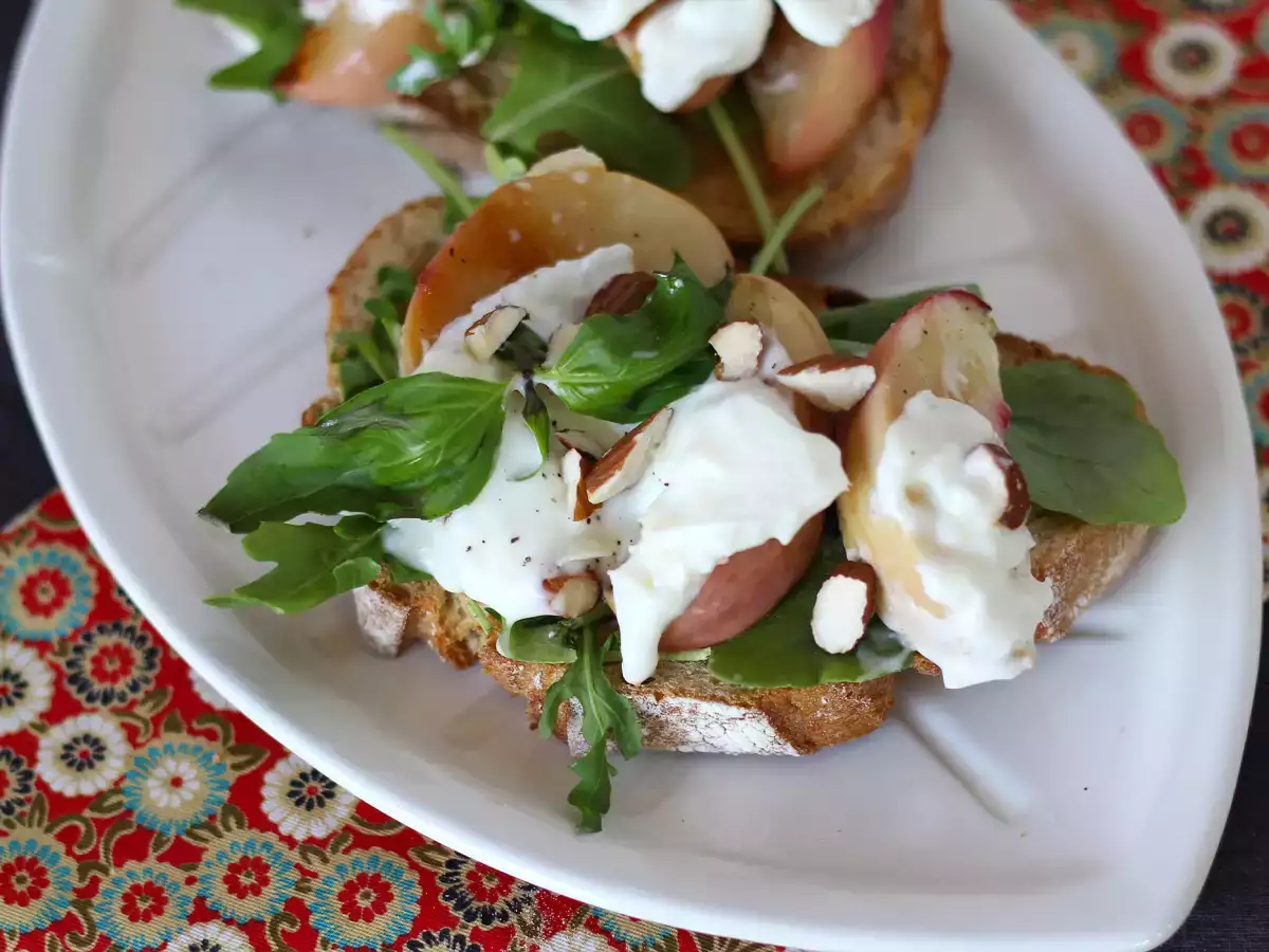 Toast med rucola, grillede ferskner og burrata – en uimodståelig sød-salt kombination! - foto 3