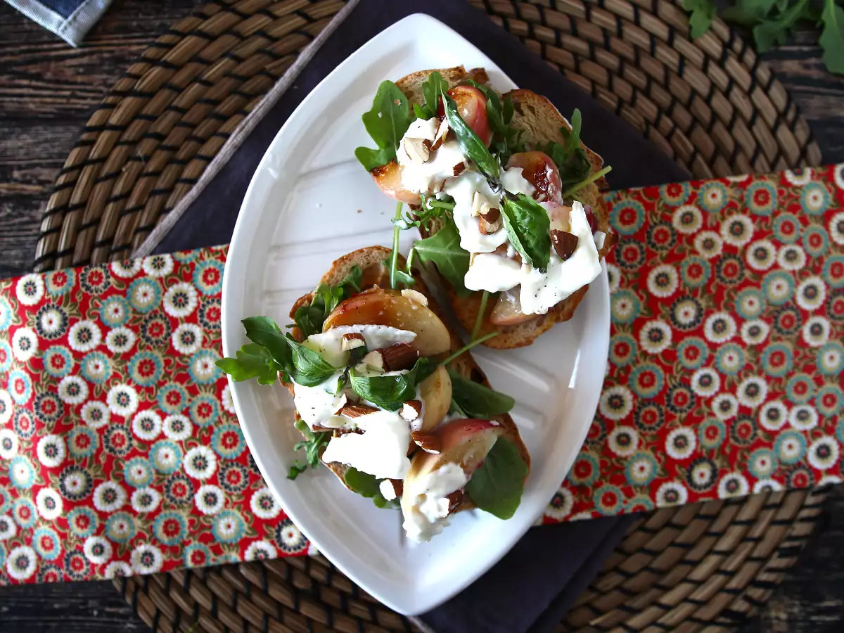 Toast med rucola, grillede ferskner og burrata – en uimodståelig sød-salt kombination! - foto 4