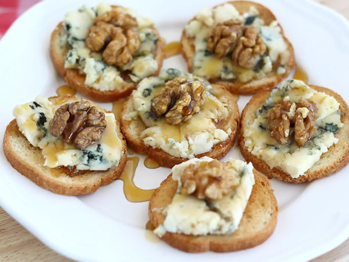 Toasts med roquefort, valnødder og honning