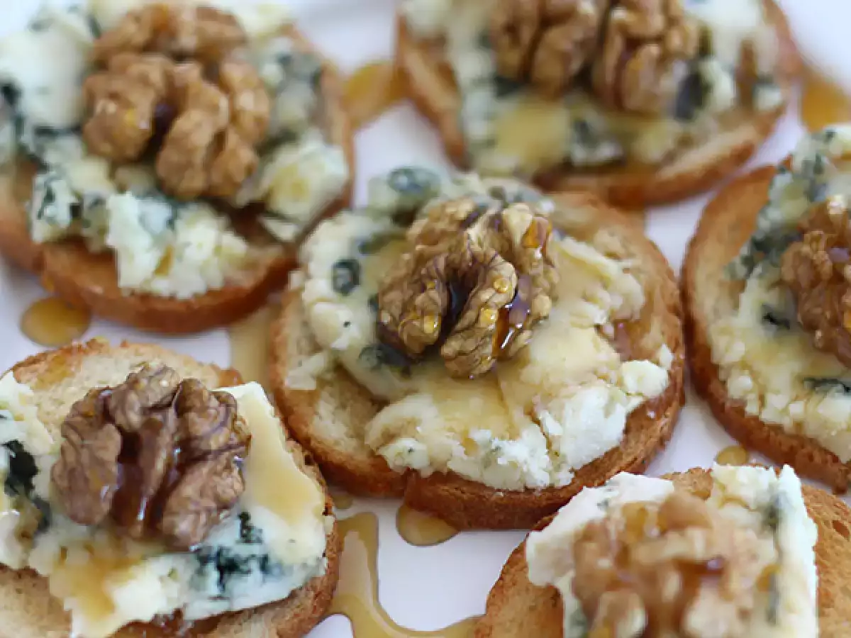 Toasts med roquefort, valnødder og honning - foto 2