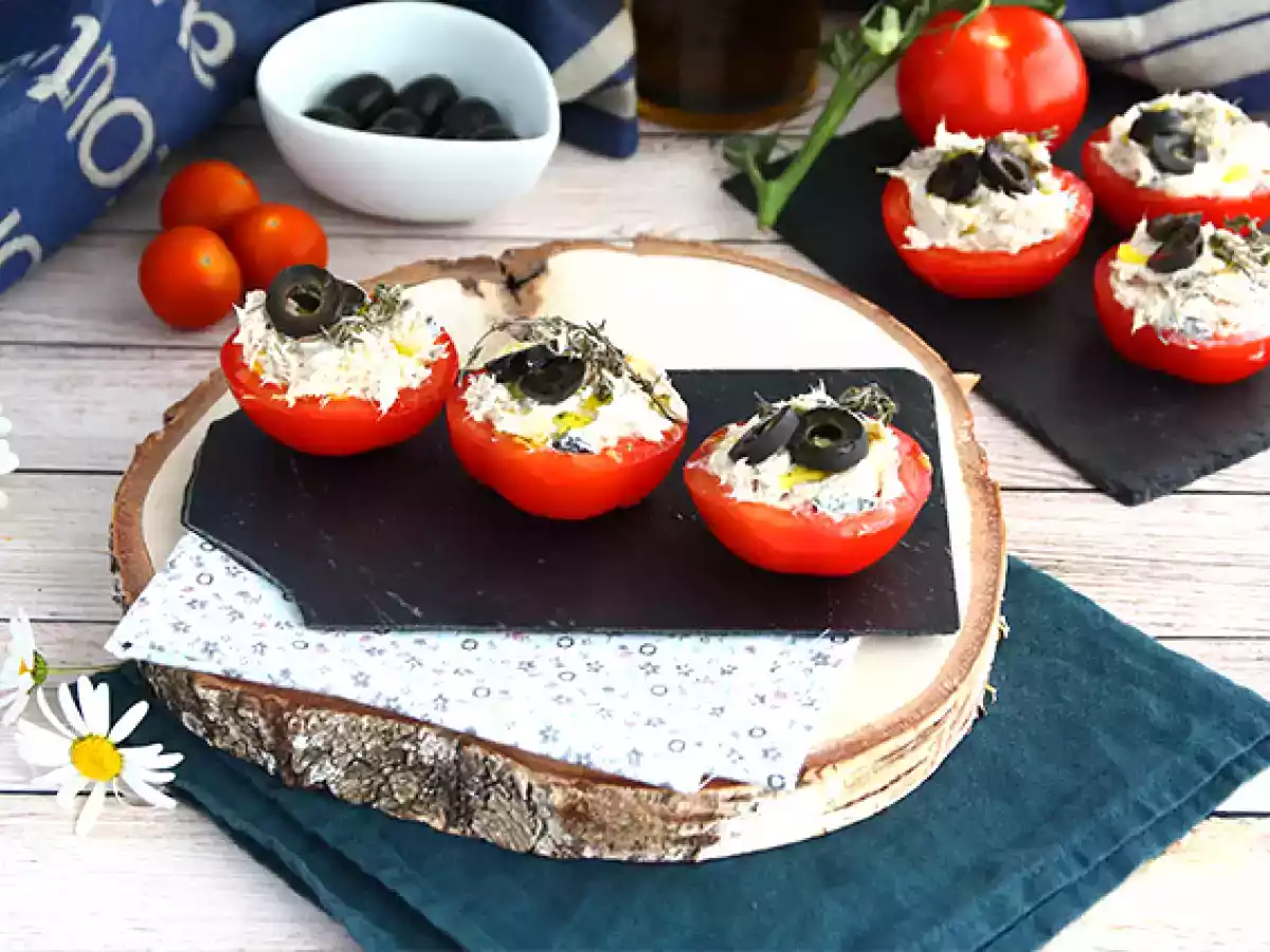 Tomater fyldt med tun, fromage frais og oliven