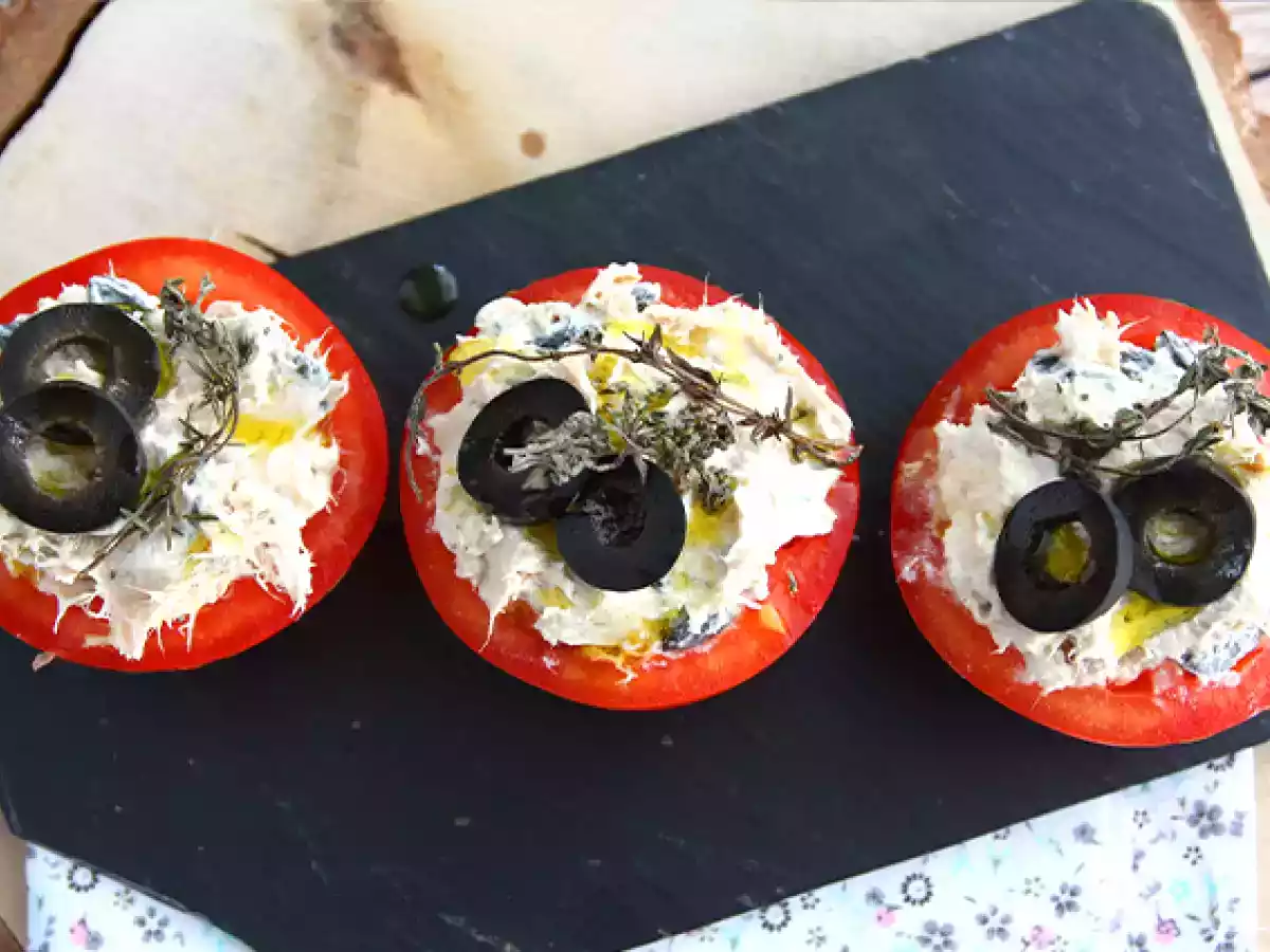 Tomater fyldt med tun, fromage frais og oliven - foto 4