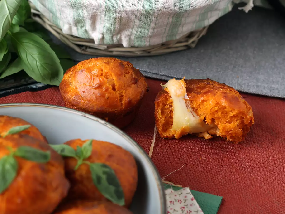 Tomatmuffins med et smeltende mozzarellahjerte - foto 2