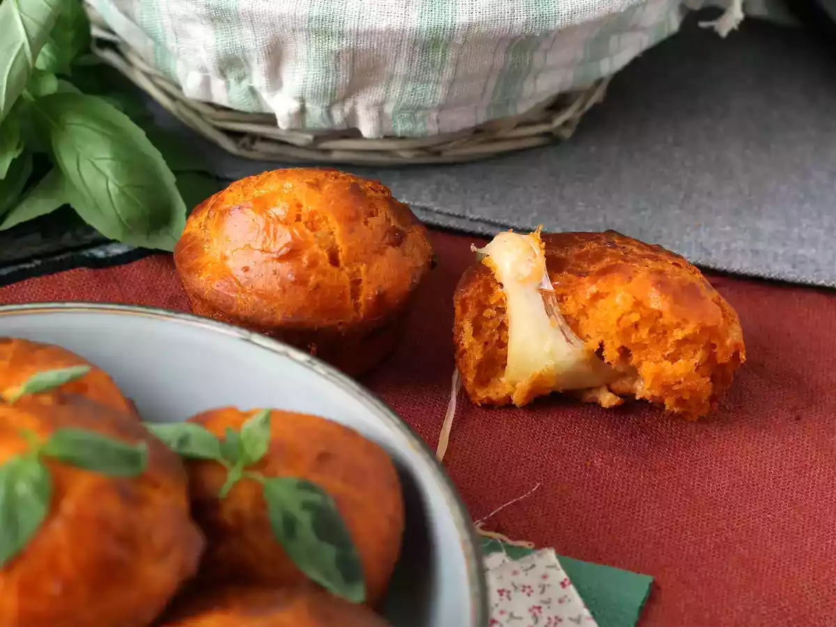 Tomatmuffins med smeltende mozzarellahjerte - foto 2
