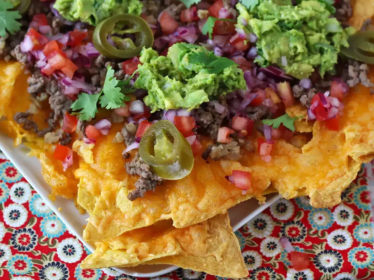 Toppede nachos, der er perfekte til en aperitifmiddag!