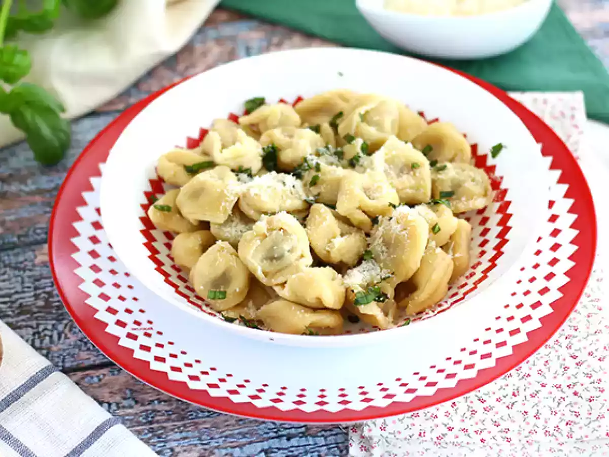 Tortellini med parmesan, skinke og basilikum