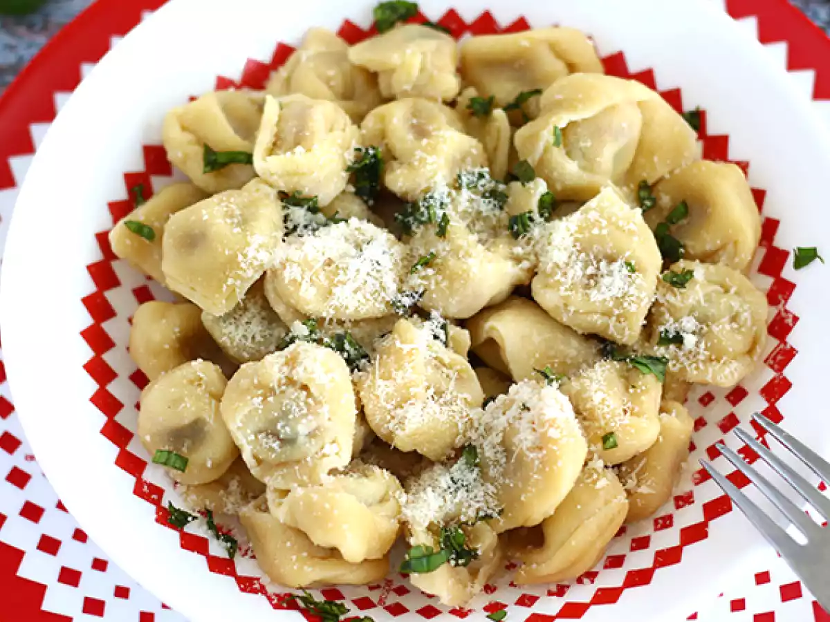 Tortellini med parmesan, skinke og basilikum - foto 2