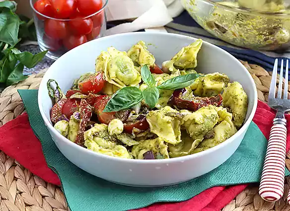 Tortellini og pestosalat