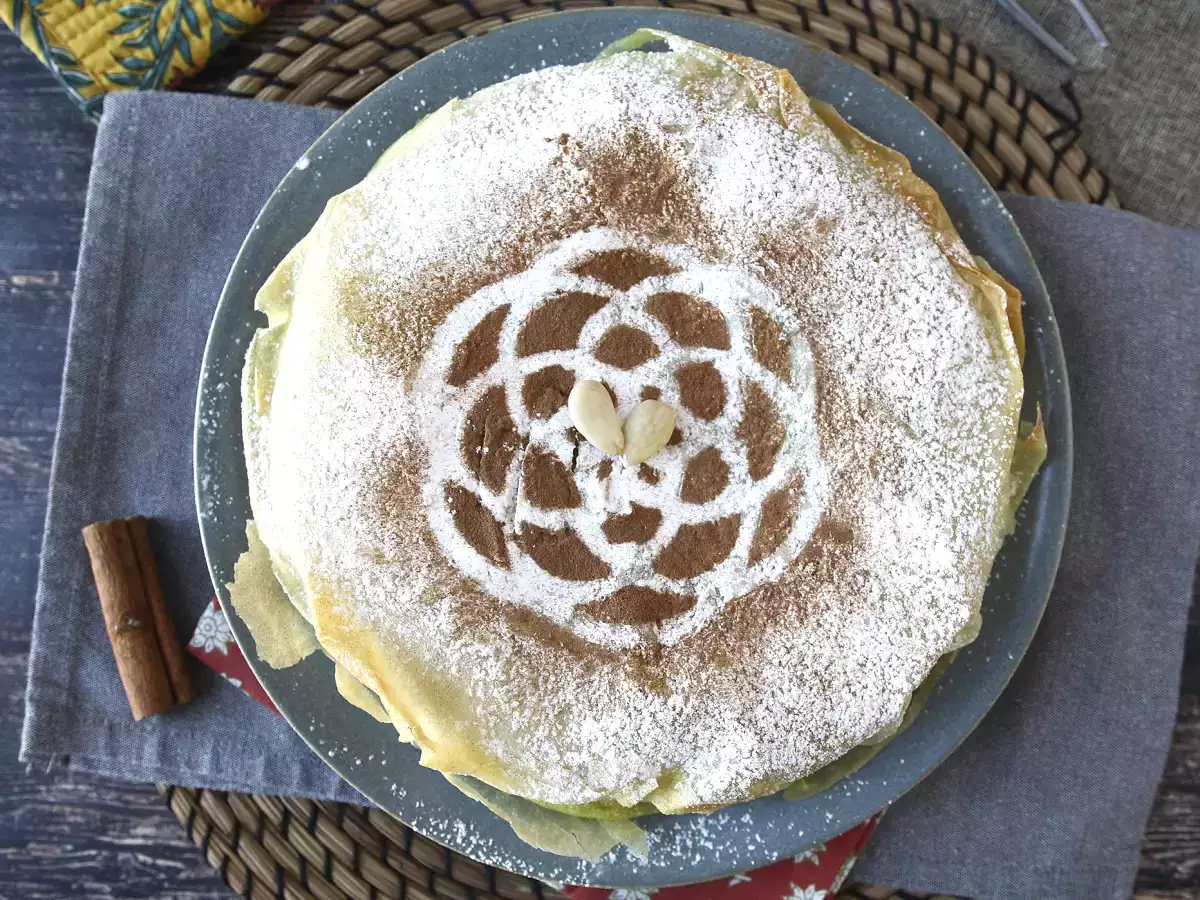 Traditionelt marokkansk wienerbrød med murstensdej, kylling og krydderier - foto 2