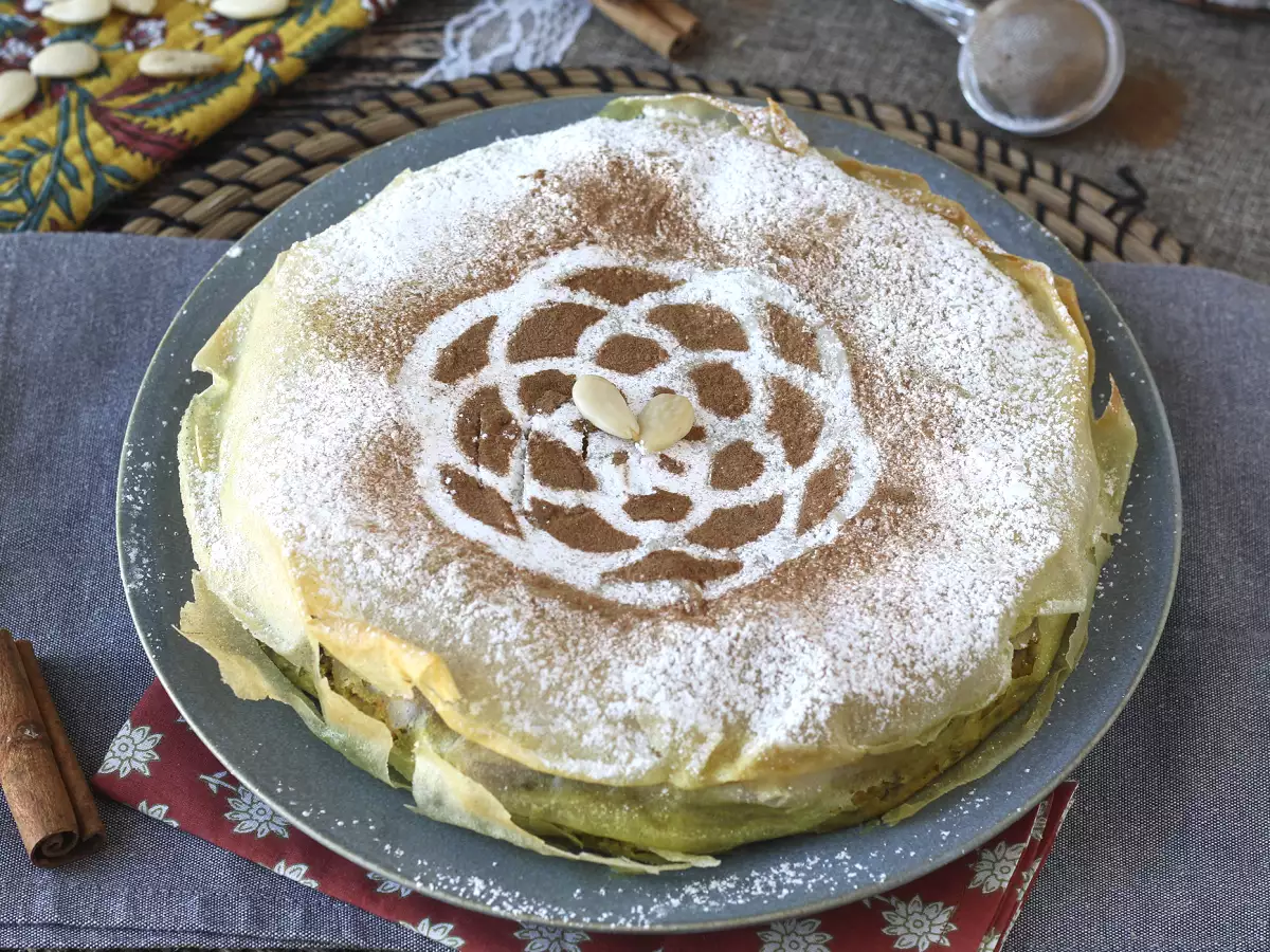 Traditionelt marokkansk wienerbrød med murstensdej, kylling og krydderier - foto 3