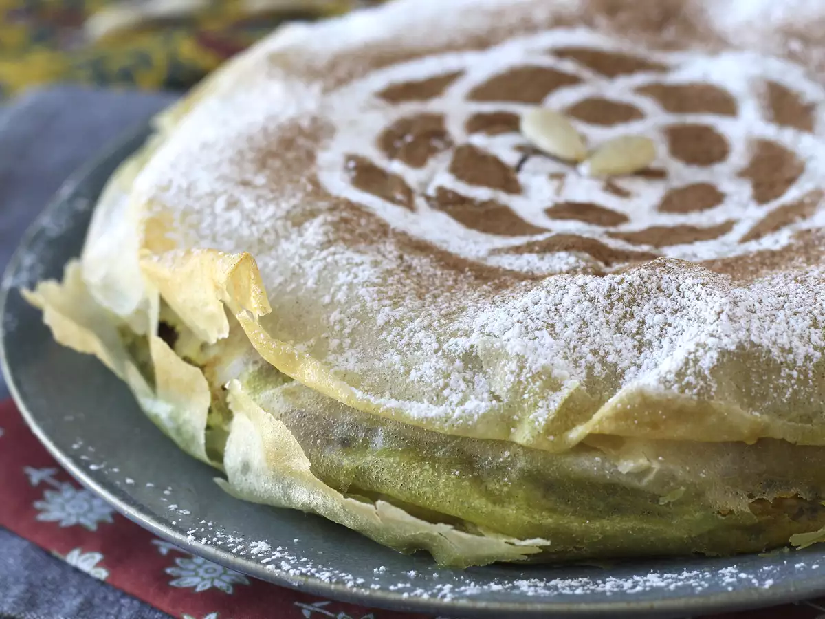 Traditionelt marokkansk wienerbrød med murstensdej, kylling og krydderier - foto 4