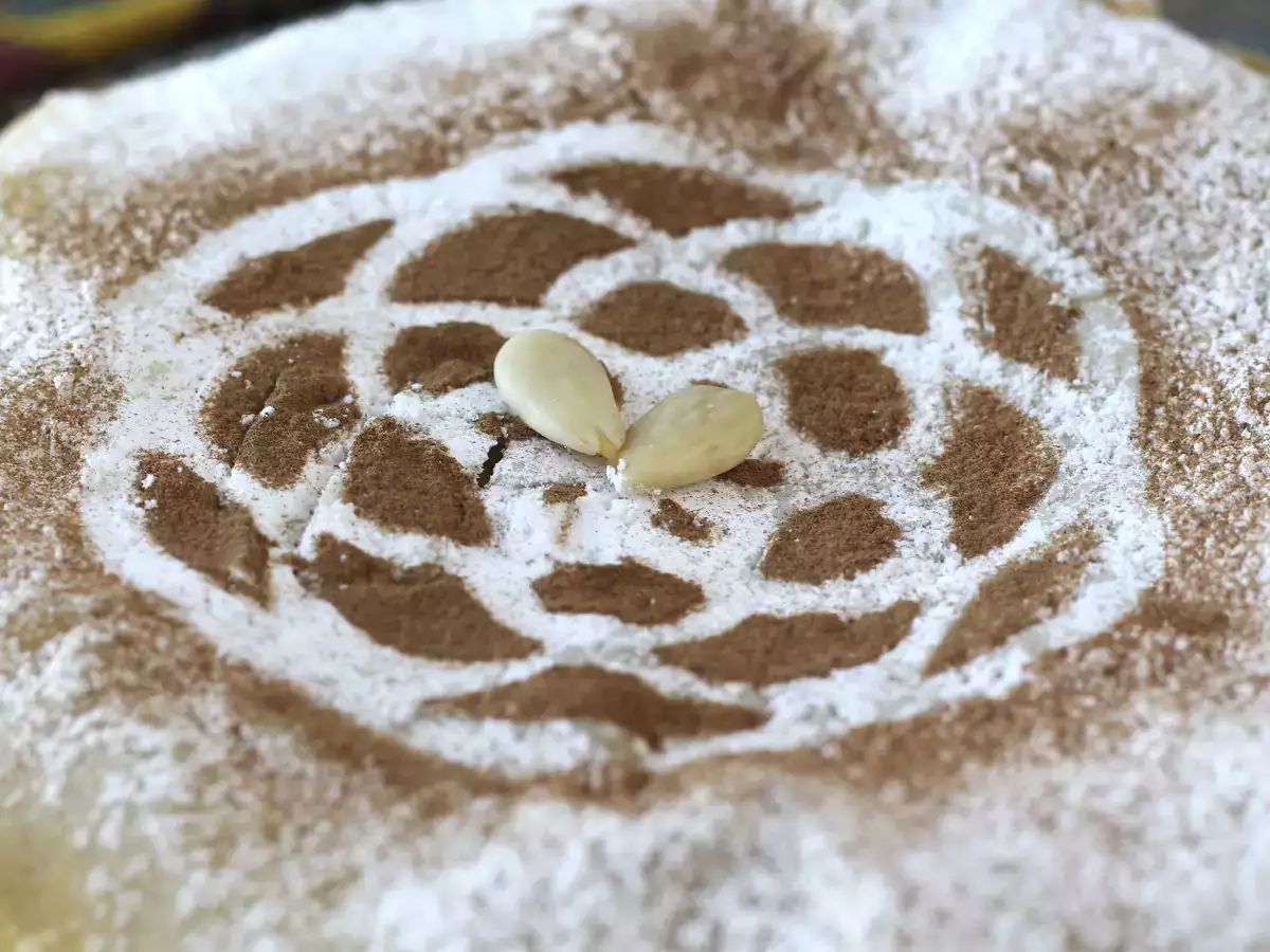 Traditionelt marokkansk wienerbrød med murstensdej, kylling og krydderier - foto 5