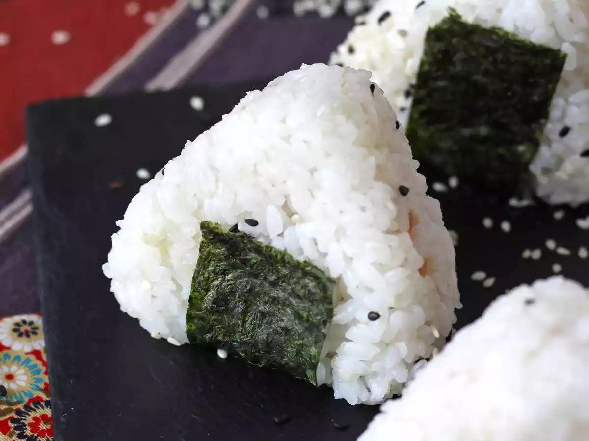 Tun onigiri, den lille japanske trekantede rissandwich - おにぎり