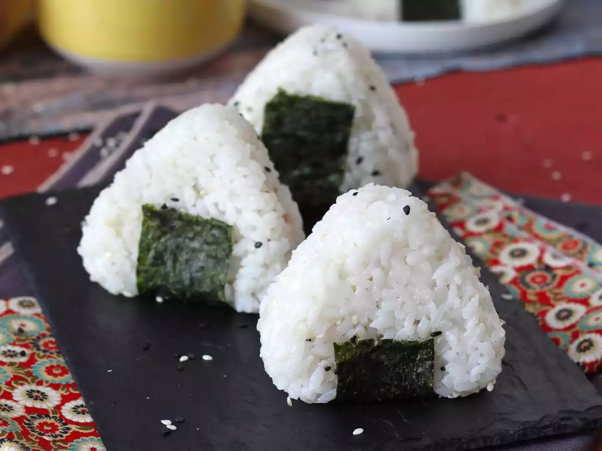 Tun onigiri, den lille japanske trekantede rissandwich - おにぎり - foto 2