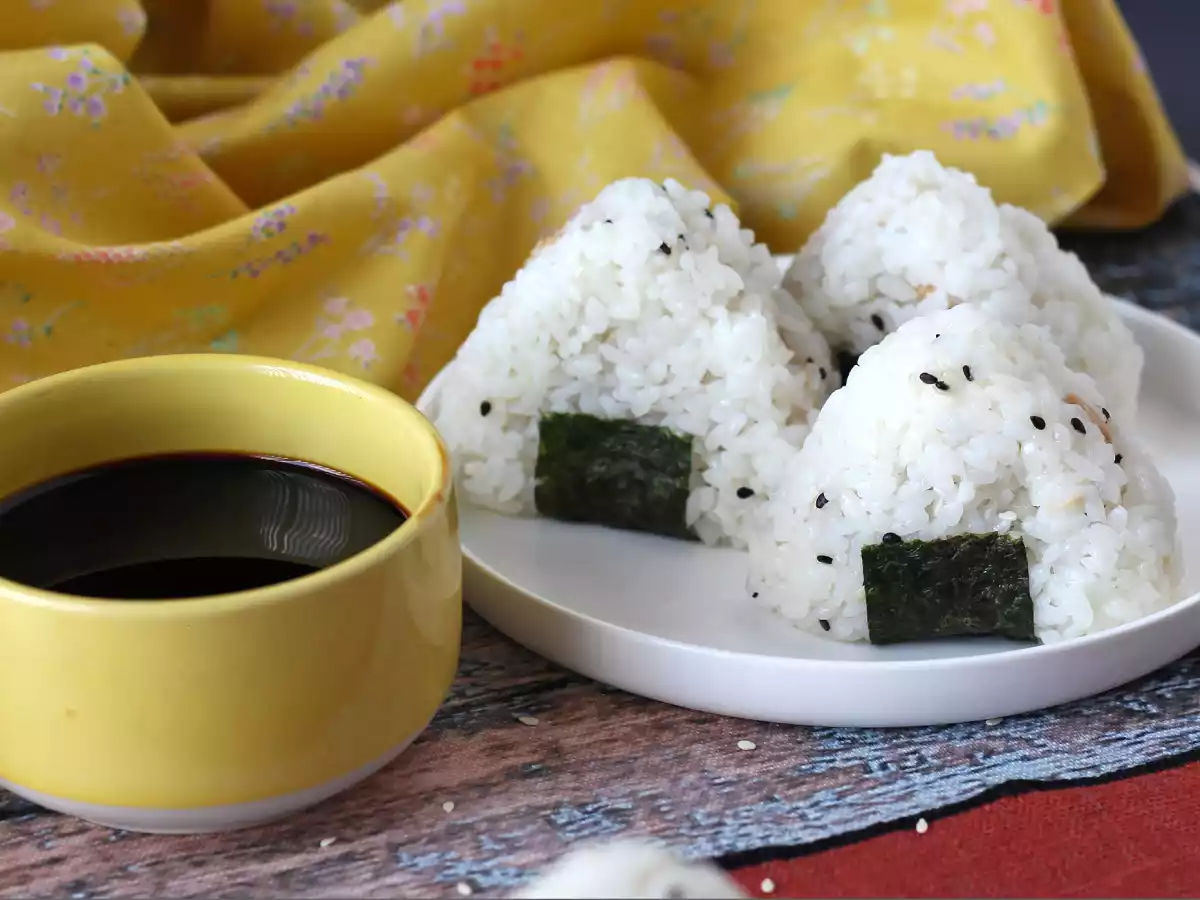 Tun onigiri, den lille japanske trekantede rissandwich - おにぎり - foto 3