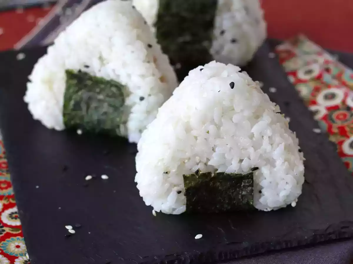 Tun onigiri, den lille japanske trekantede rissandwich - おにぎり - foto 4