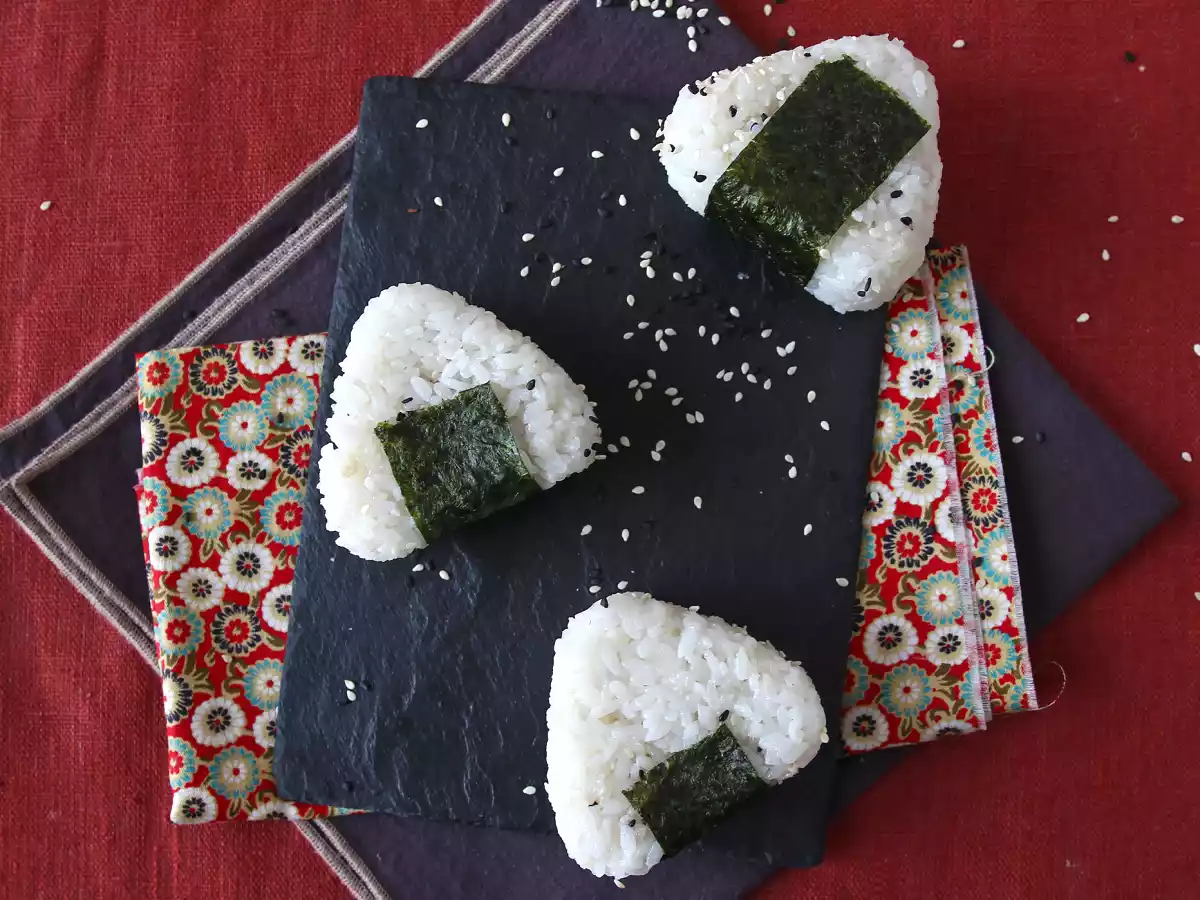 Tun onigiri, den lille japanske trekantede rissandwich - おにぎり - foto 5