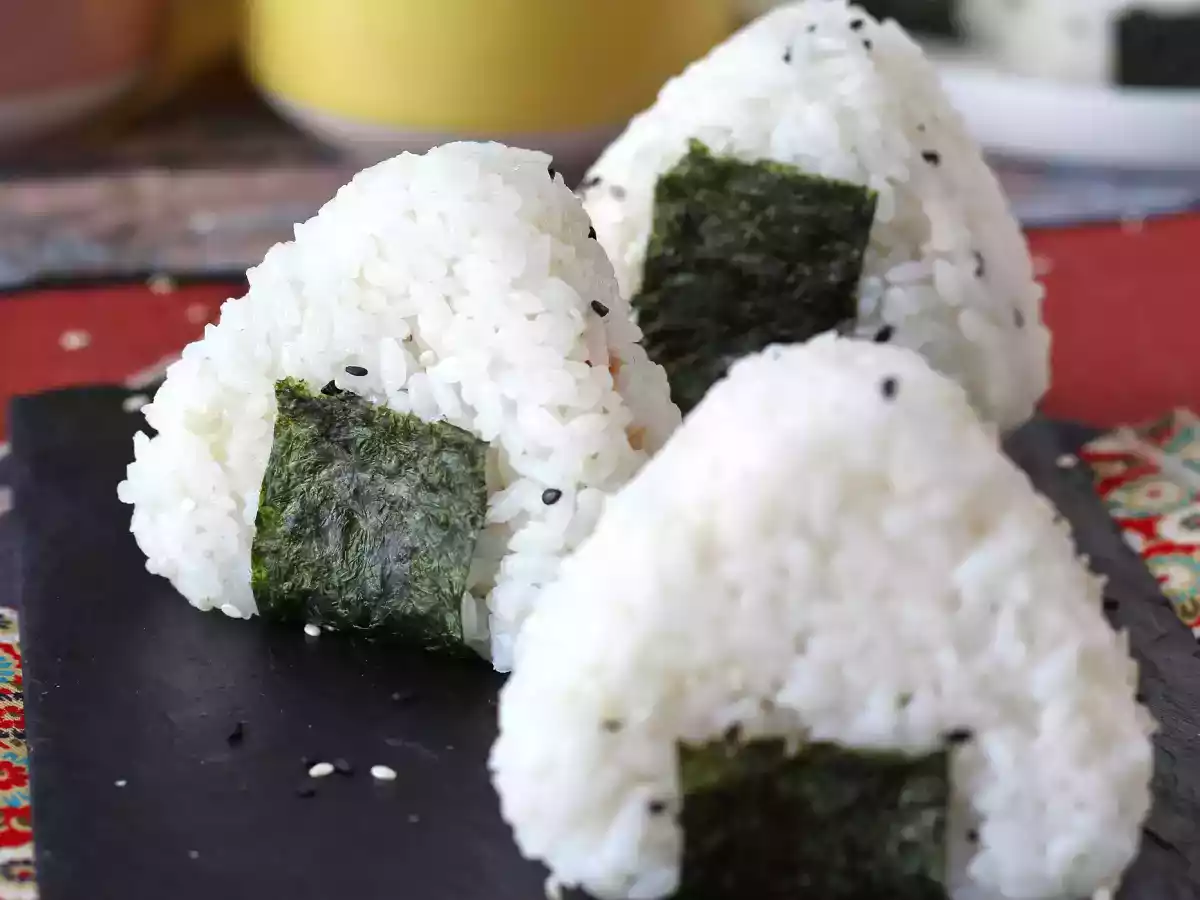 Tun onigiri, den lille japanske trekantede rissandwich - おにぎり - foto 6