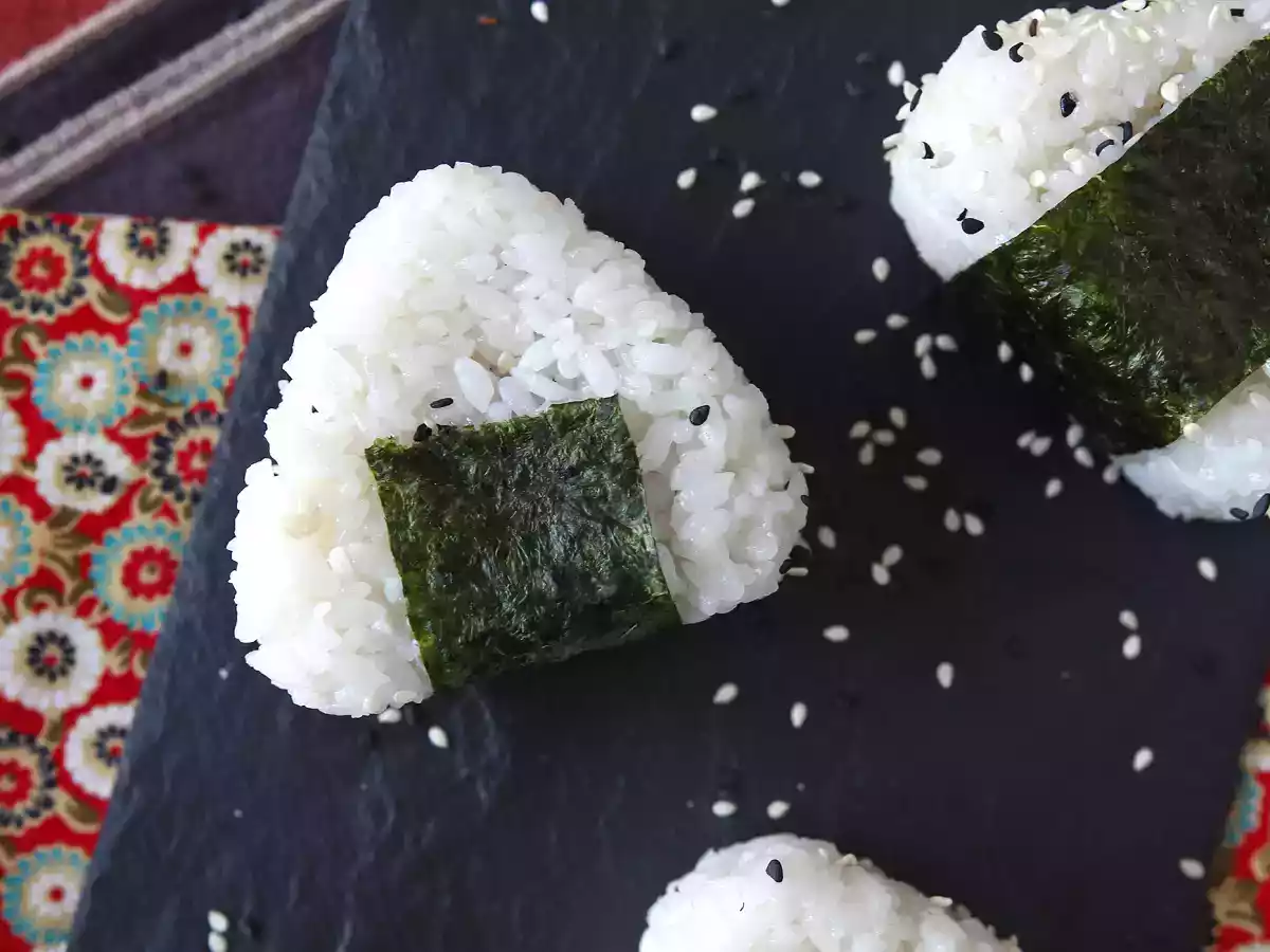 Tun onigiri, den lille japanske trekantede rissandwich - おにぎり - foto 7