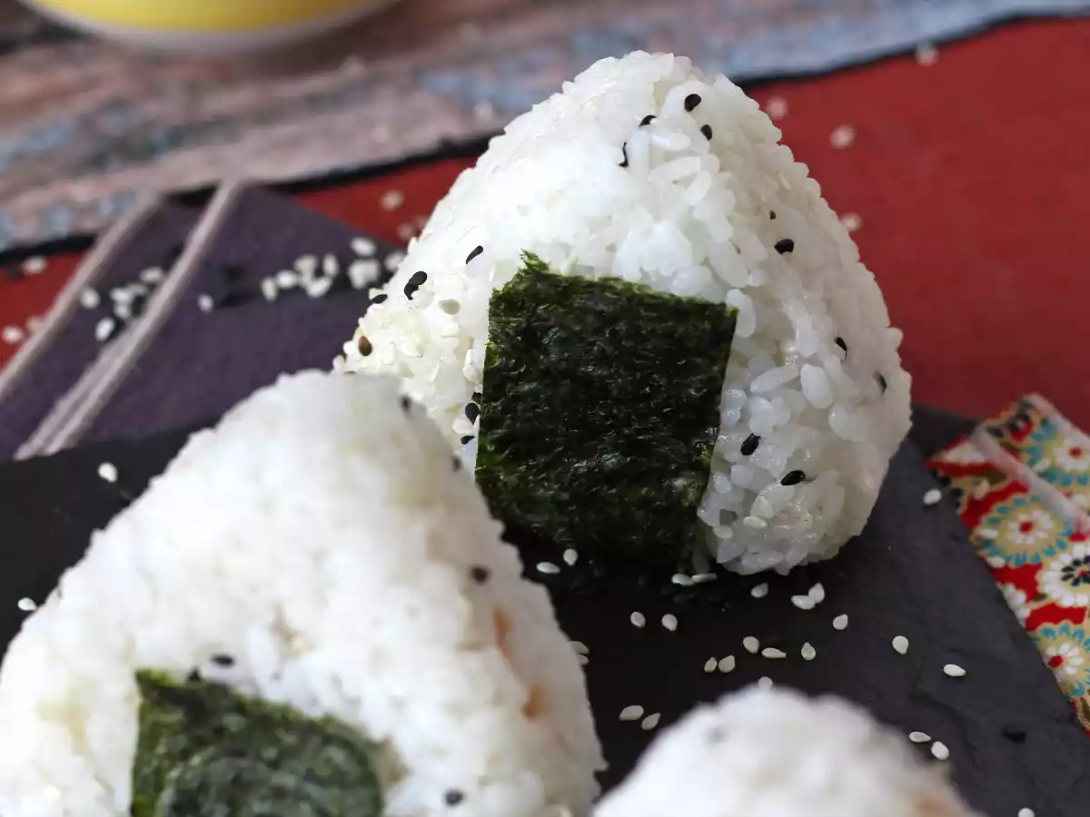 Tun onigiri, den lille japanske trekantede rissandwich - おにぎり - foto 8