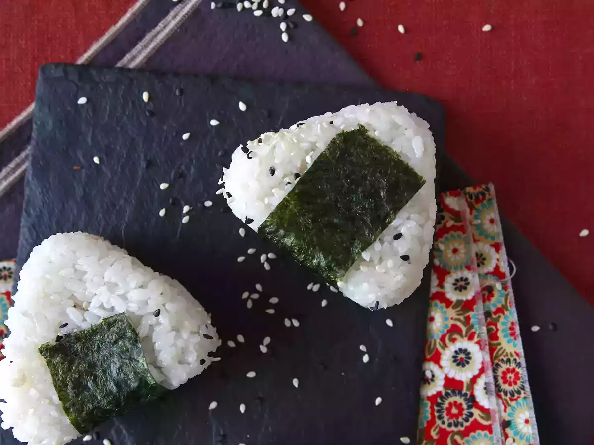 Tun onigiri, den lille japanske trekantede rissandwich - おにぎり - foto 9