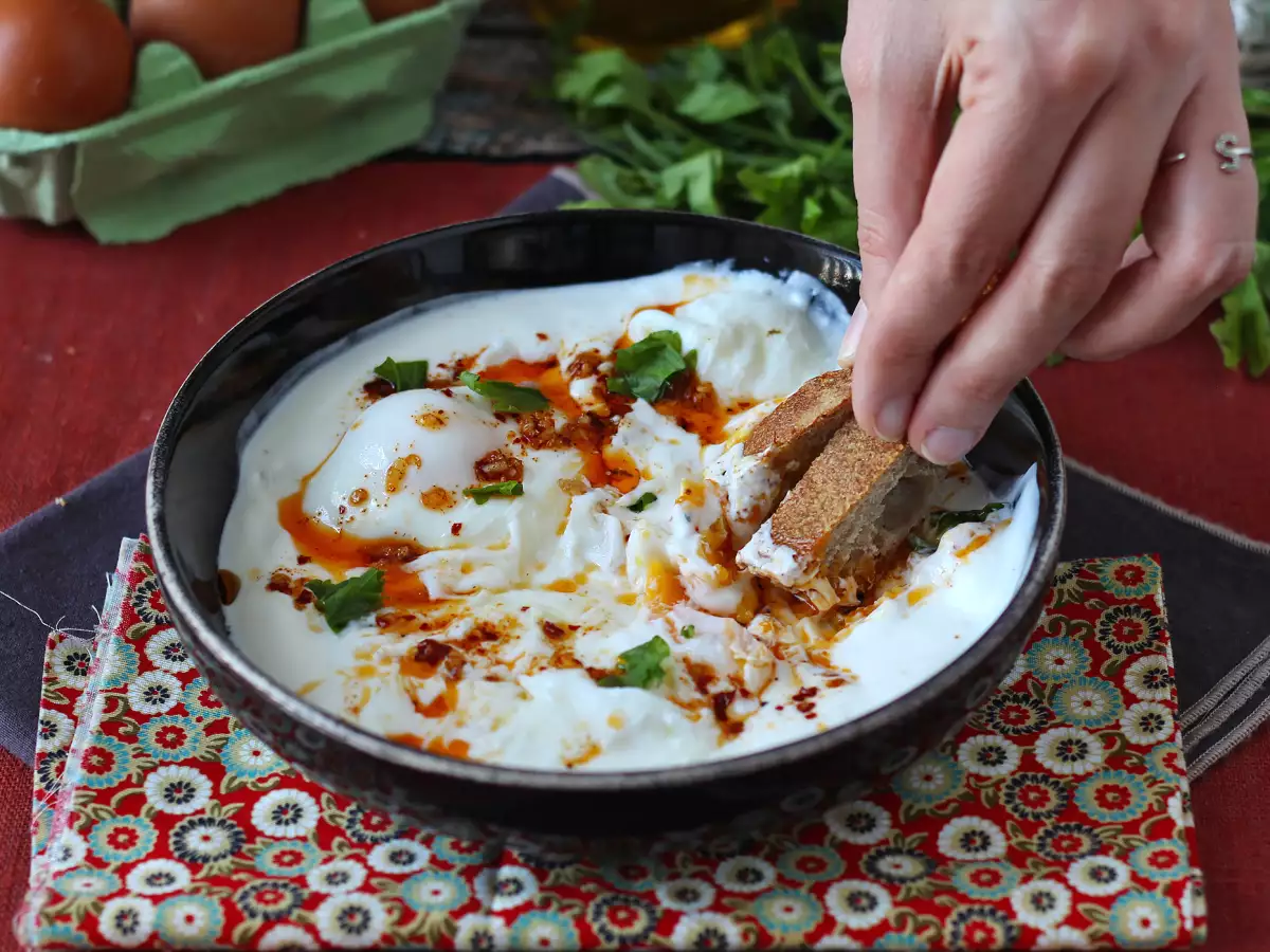 Tyrkiske æg på en bund af yoghurt med krydret olie – çilbir - foto 3