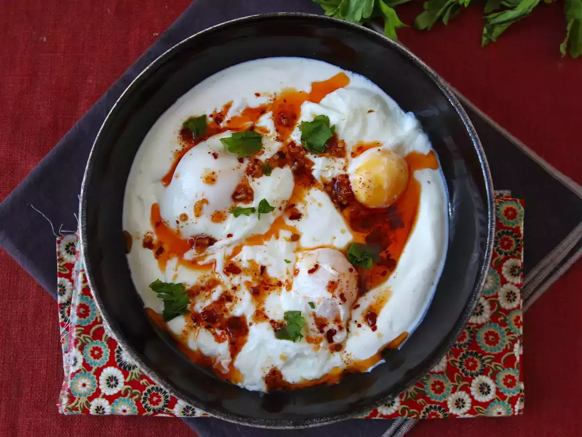 Tyrkiske æg på en bund af yoghurt med krydret olie – çilbir - foto 4