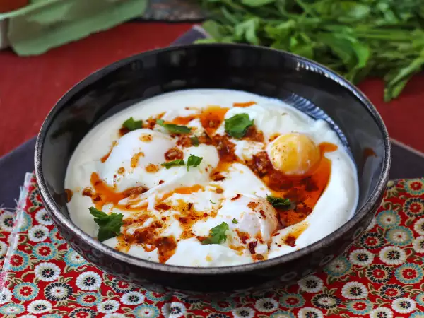 Opskrift Tyrkiske æg på yoghurtbasis med krydret olie - çilbir