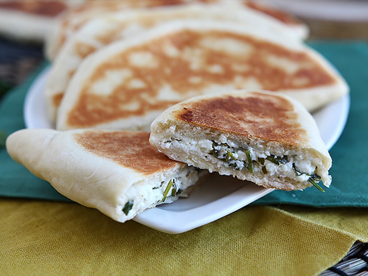 Tyrkiske pandekager fyldt med feta, citron og persille - Gözleme