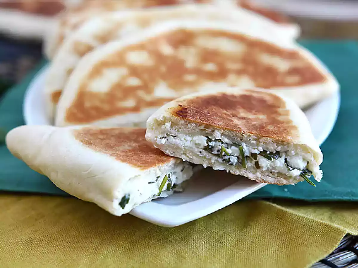 Tyrkiske pandekager fyldt med feta, citron og persille - Gözleme
