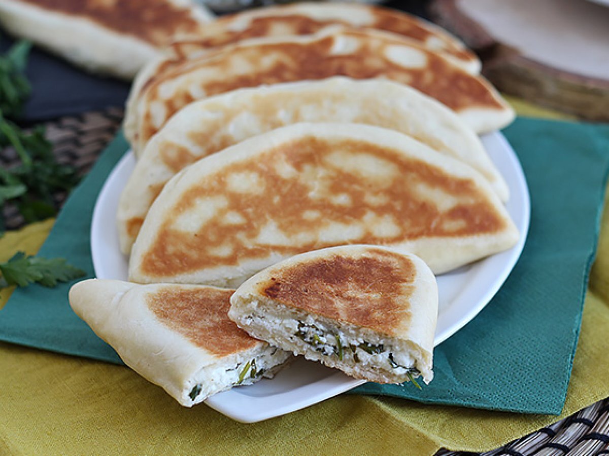Tyrkiske pandekager fyldt med feta, citron og persille - Gözleme - foto 2