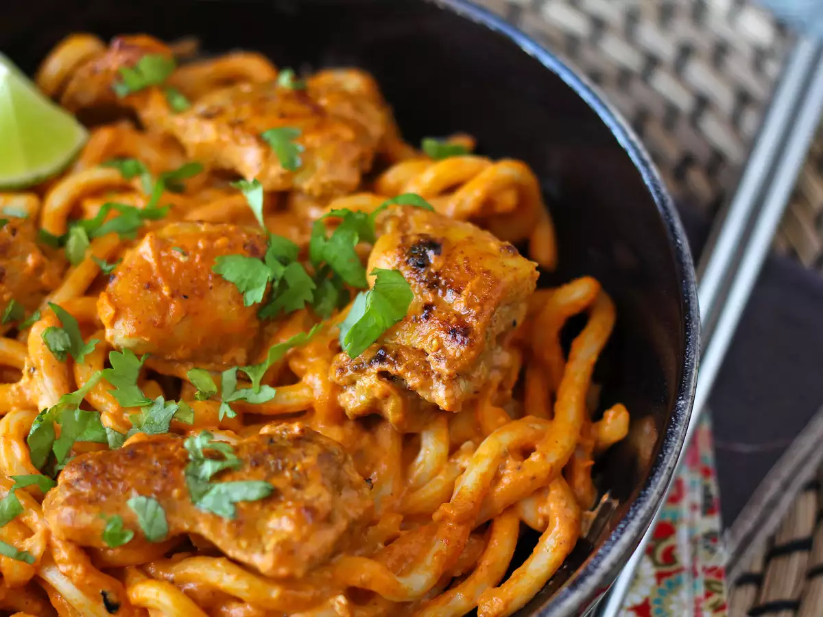 Udon-nudler med kylling og en cremet thailandsk karrysauce