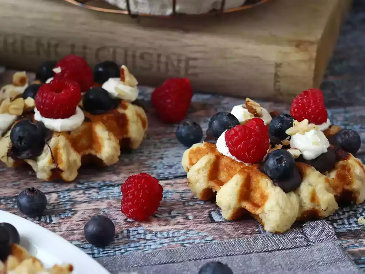 Vafler med frugt, chokolade og flødeskum - foto 3