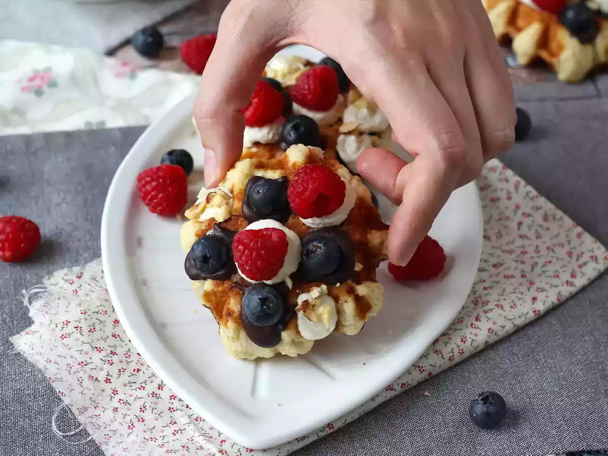 Vafler med frugt, chokolade og flødeskum - foto 4