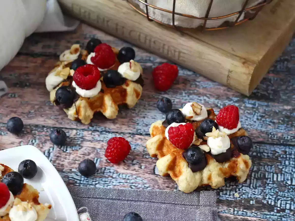 Vafler med frugt, chokolade og flødeskum - foto 6