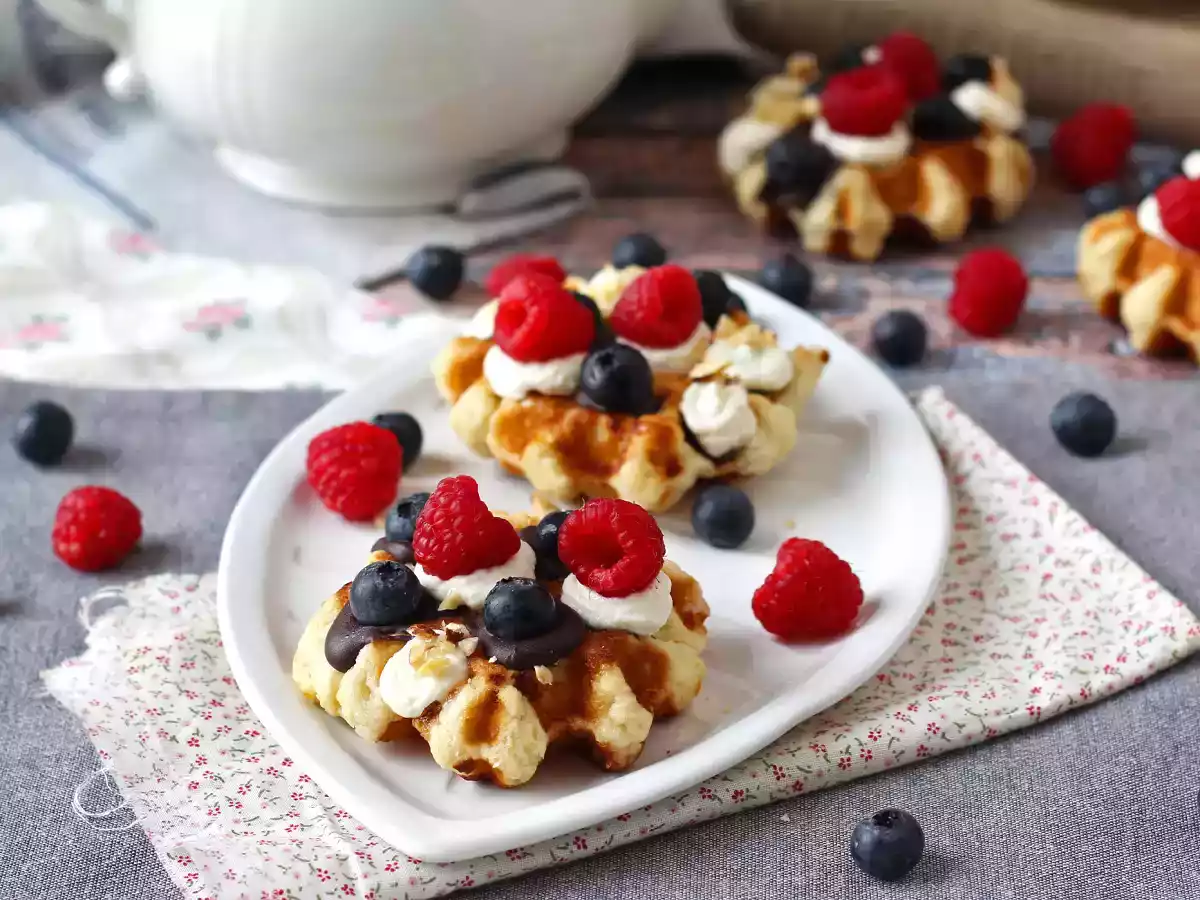 Vafler med frugt, chokolade og flødeskum - foto 7