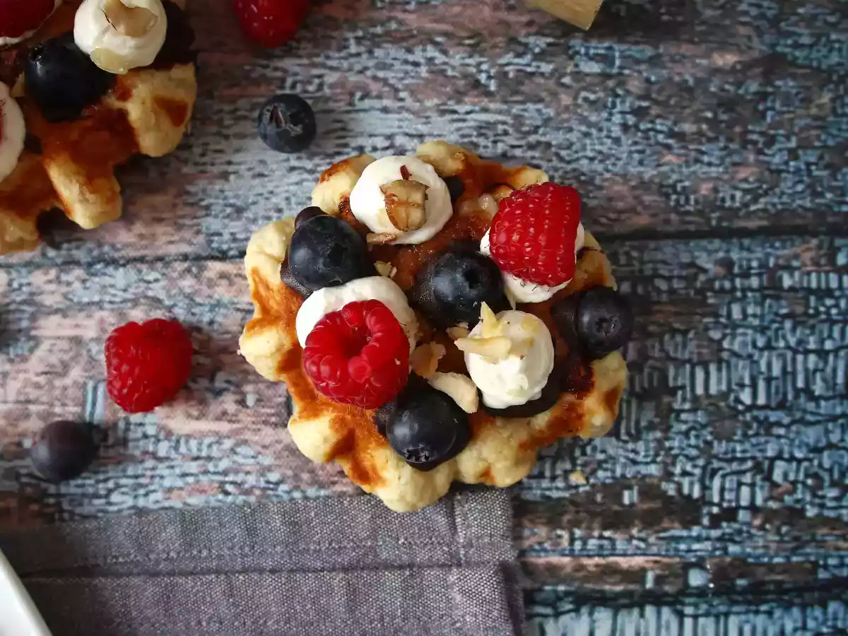Vafler med frugt, chokolade og flødeskum - foto 8