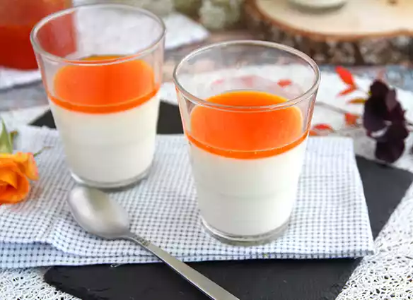 Vaniljepanna cotta med abrikoscoulis