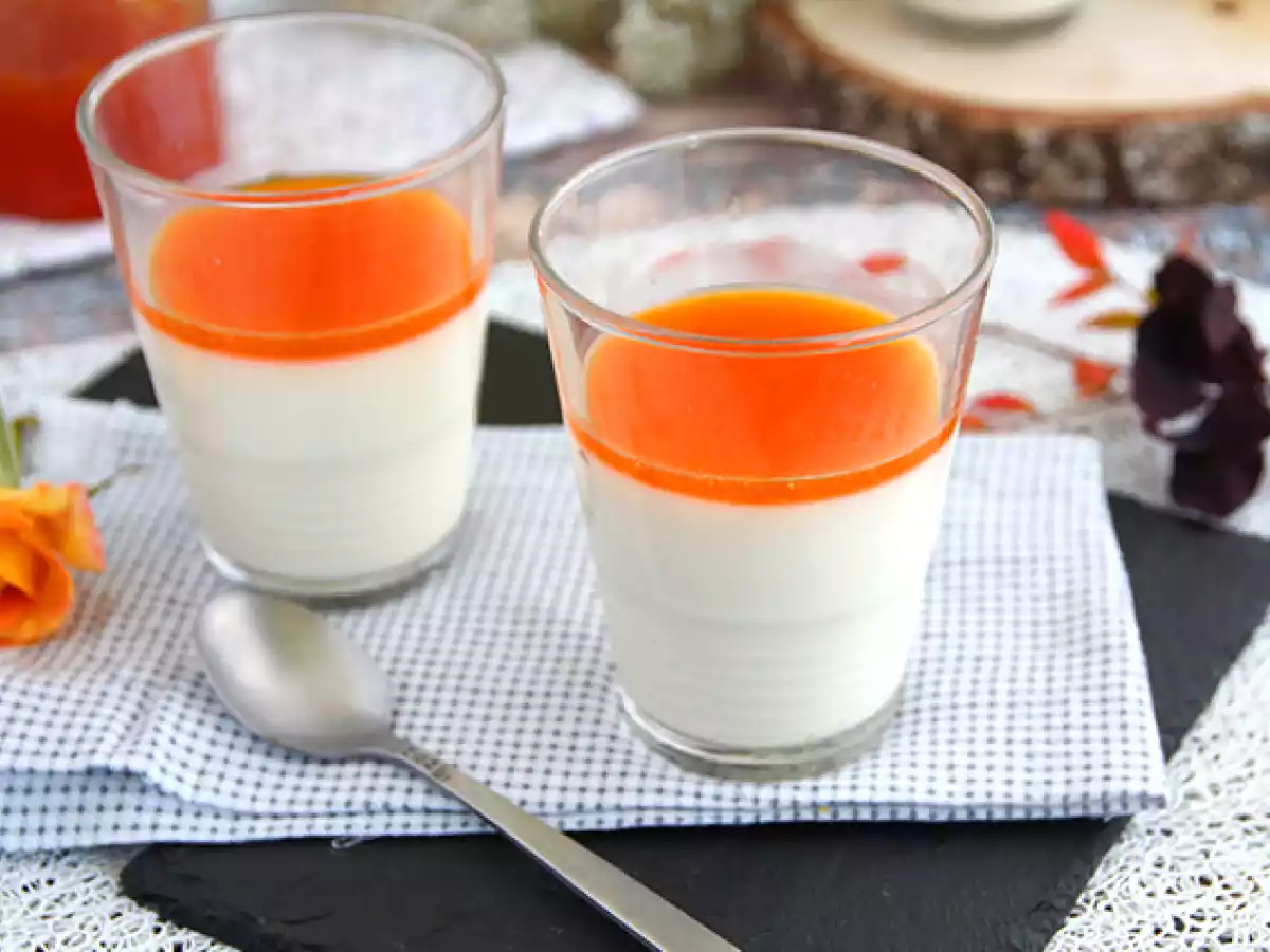 Vaniljepanna cotta med abrikoscoulis
