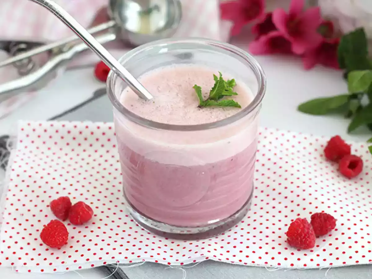 Vegansk hindbær- og myntemilkshake