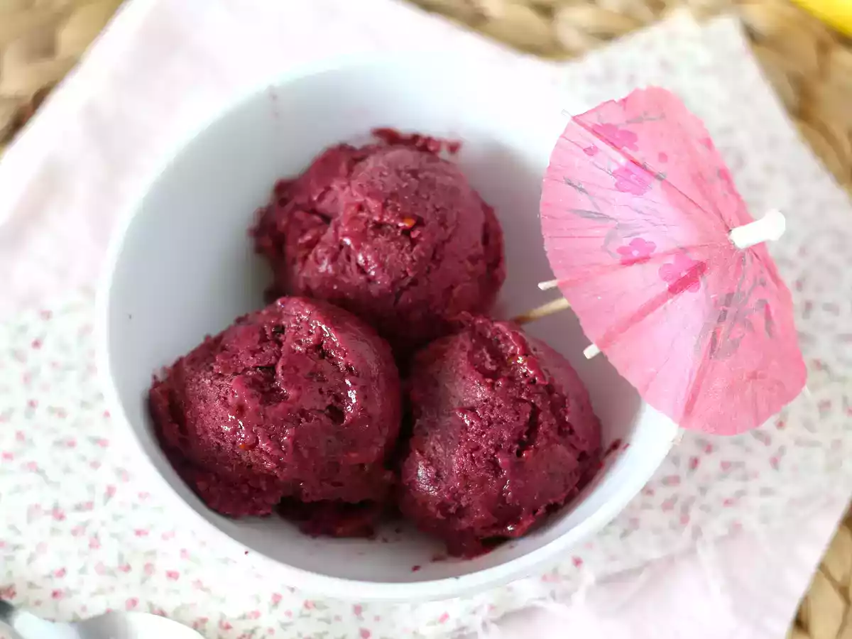 Vegansk is med røde frugter: dejlig flødebanan, supernem at lave!