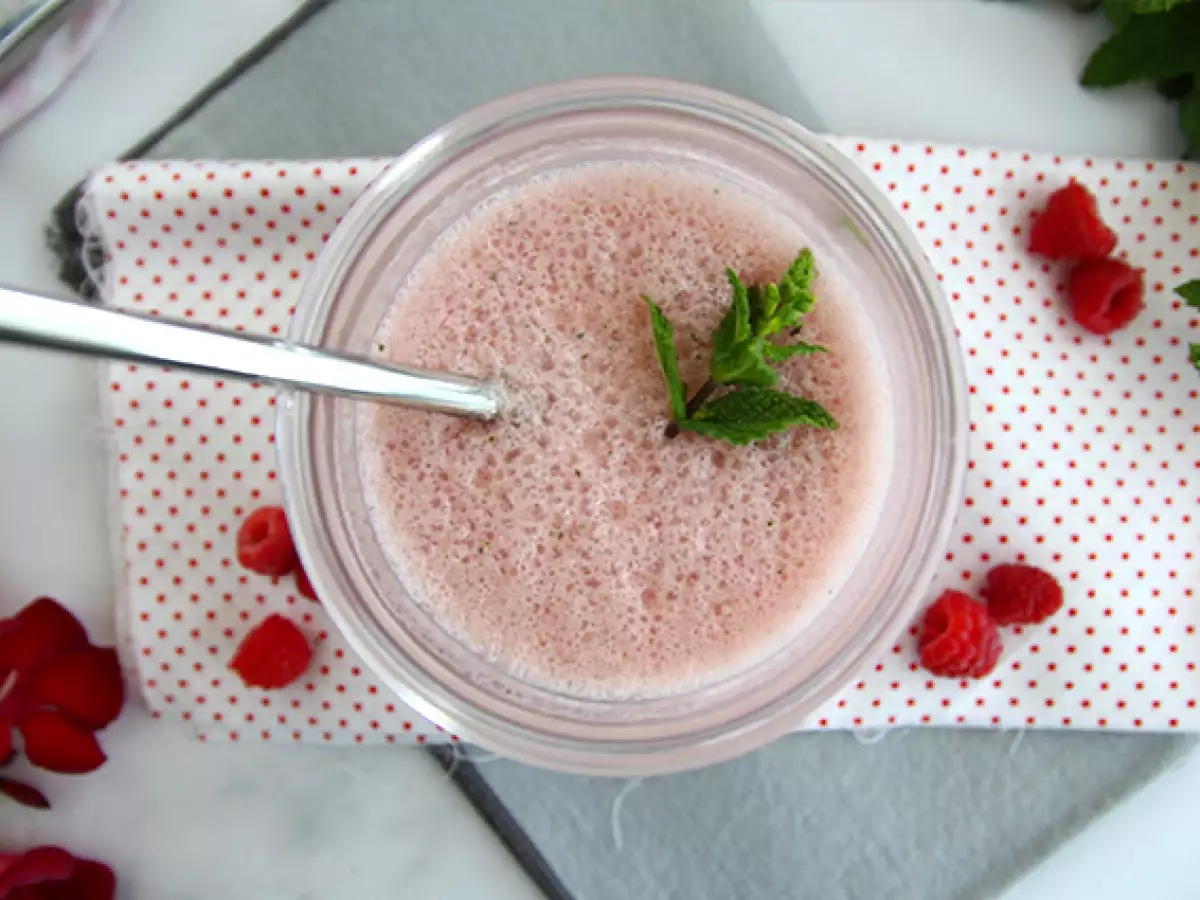 Vegansk milkshake med hindbær og mynte - foto 3