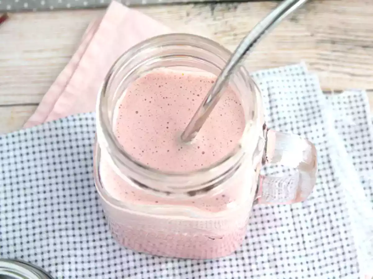 Vegansk milkshake med røde frugter - foto 3