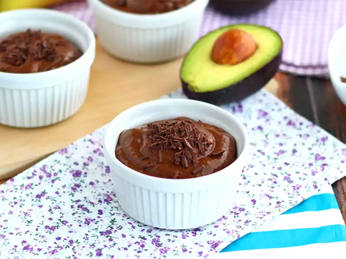 Veganske dessertcremer med chokolade, banan og avocado