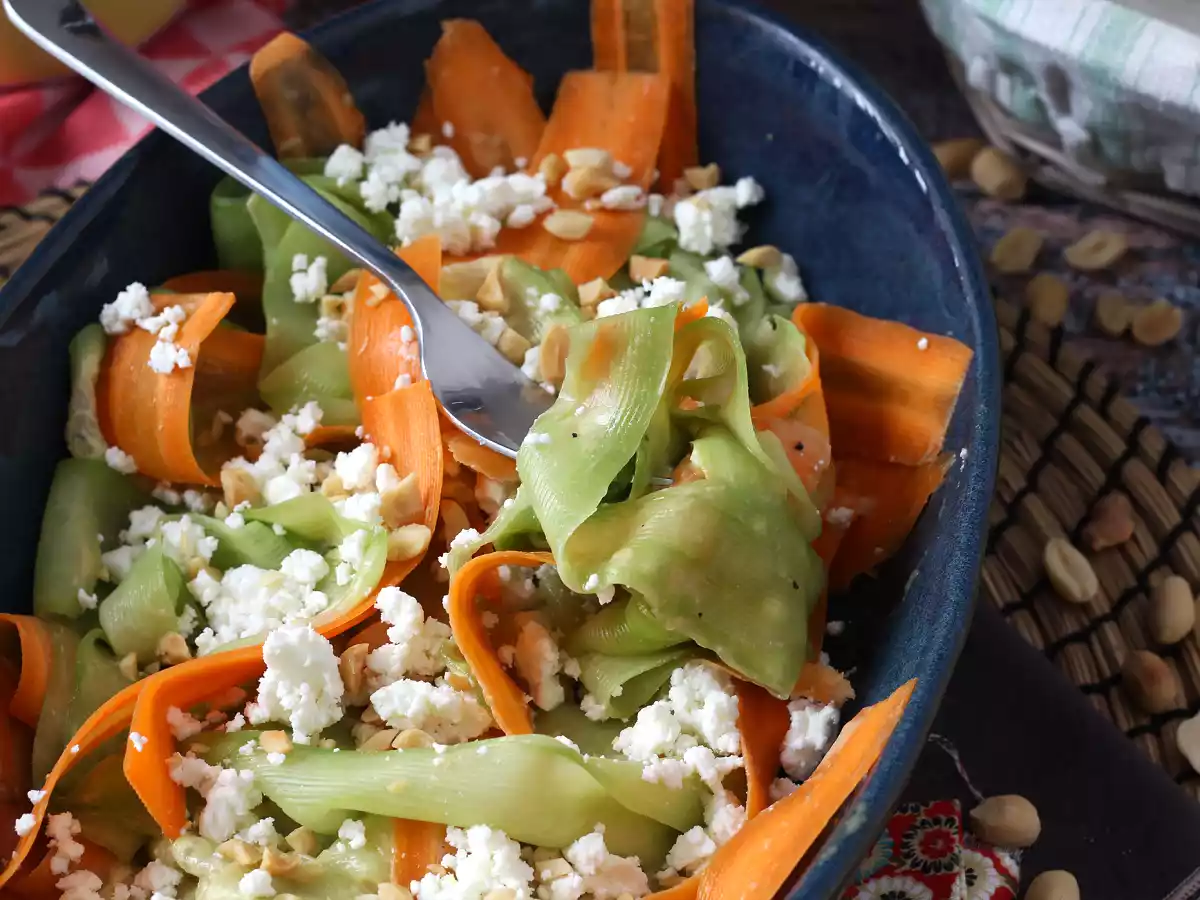 Vegetabilsk tagliatellesalat med jordnøddesauce - foto 2